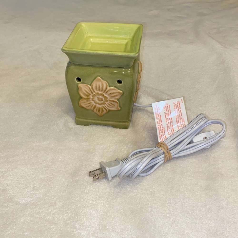 Scentsy Green & White Flower Ceramic Wax Warmer